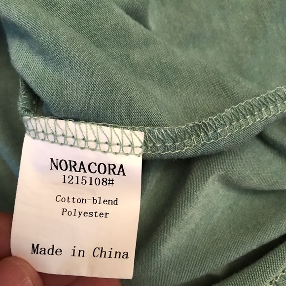 Noracora Sage Green Long Sleeve Top Women Size XL Floral Print Faux Wood Buttons - Picture 7 of 8